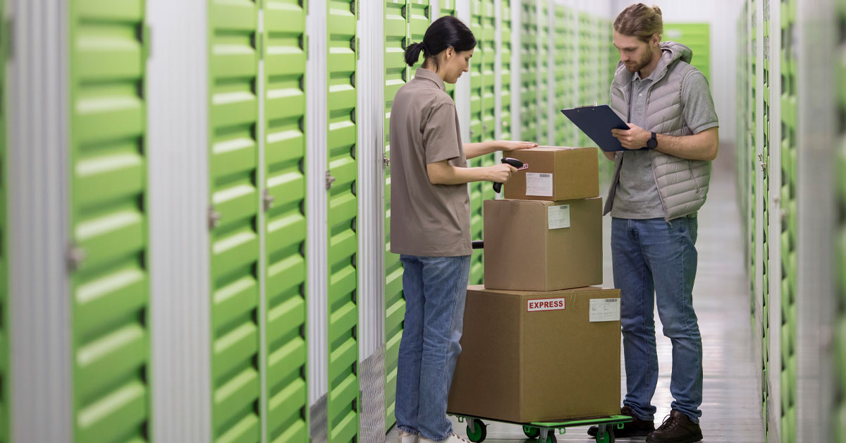 Empresário organizando estoque em box de self storage